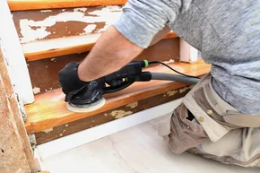 Treppenrenovierung alte Holztreppe wird vom Fachmann professionell abgeschliffen und Klebereste entfernt - Treppenrenovierung alte Holztreppe wird vom Fachmann professionell abgeschliffen und Klebereste entfernt