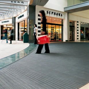 Eingangsbereiche im überdachten Außenbereich - emco_bau_Shopping_mall_Marschall_522SG__34804 Bodenbelag Sauberlauf Fußmatte