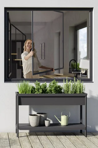 Illustration - Ihr Experte für schönes Wohnen - Frau montiert einen Insektenschutz Spannrahmen am Fenster, davor steht ein mini Hochbeet mit duftenden Kräutern.